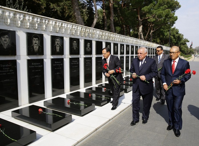 Datuk Seri Dr. Ronald Kiandee visite les allées d’honneur et des patriotes à Bakou